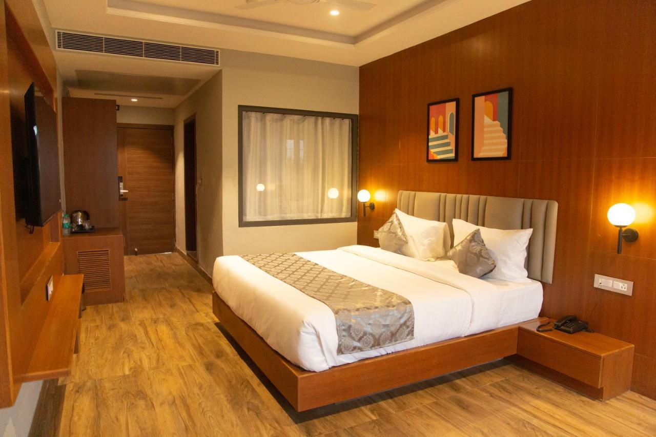 Hotel Westend Udaipur Ngoại thất bức ảnh
