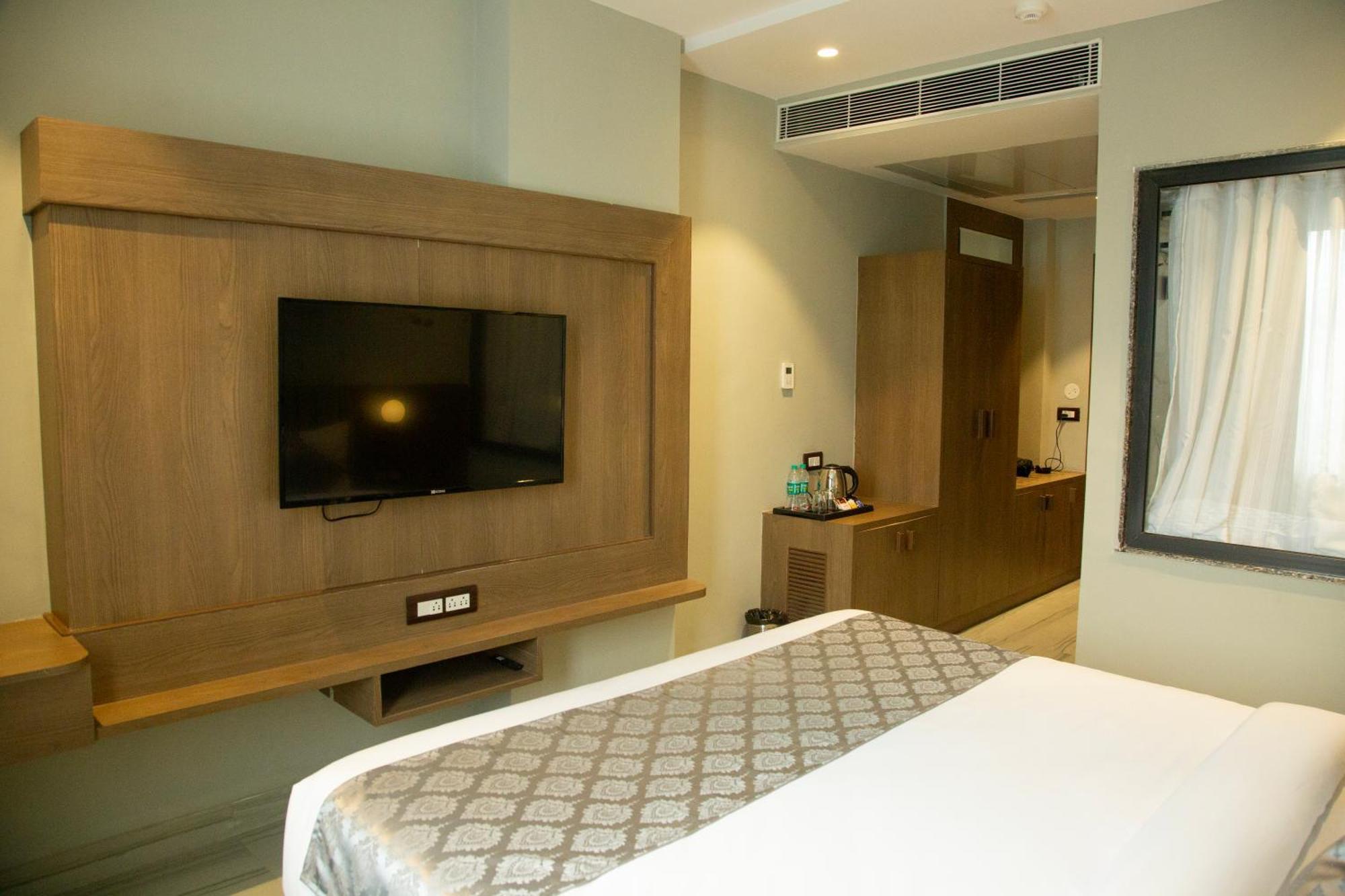 Hotel Westend Udaipur Ngoại thất bức ảnh